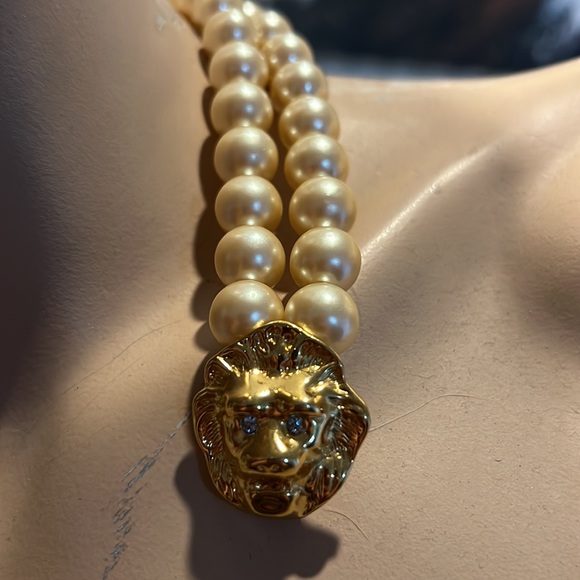 Kenneth Jay Lane Gold Lion and Cream 2 Strand Pearl Necklace - Picture 6 of 8